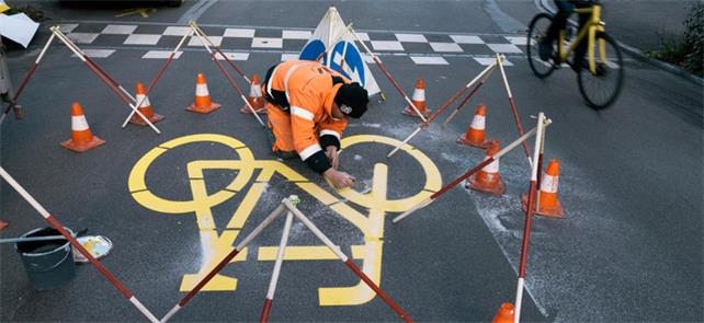 Funcionário da municipalidade trabalha em ciclovia