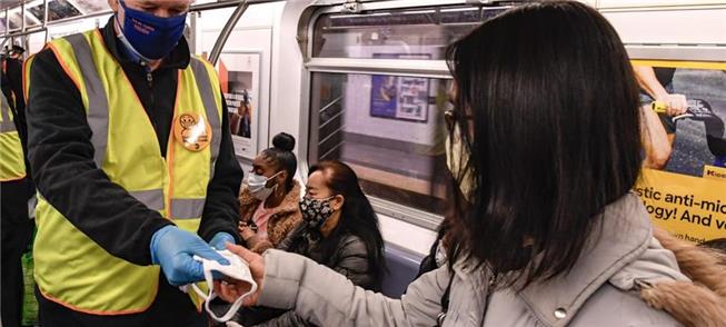 Funcionário distribui máscaras no metrô de Nova Yo