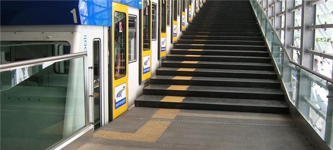 Funicular Montesanto, em Nápoles: entrada acessíve