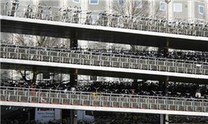 Garagem para bicicletas da Estação Central de Amst