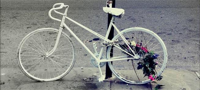 Ghost-bike: bicicleta branca lembra um ciclista at
