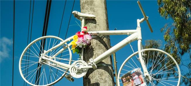 Ghost bike em Floripa. Acalmar o trânsito, querem