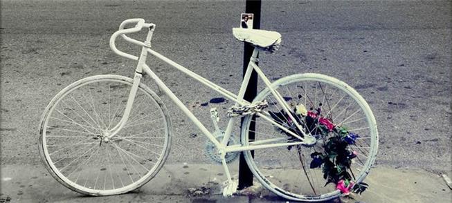 Ghost-bike em memória de ciclista atropelado