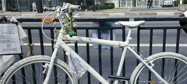 Ghost bike em memória de Juliana Dias, na av. Paul