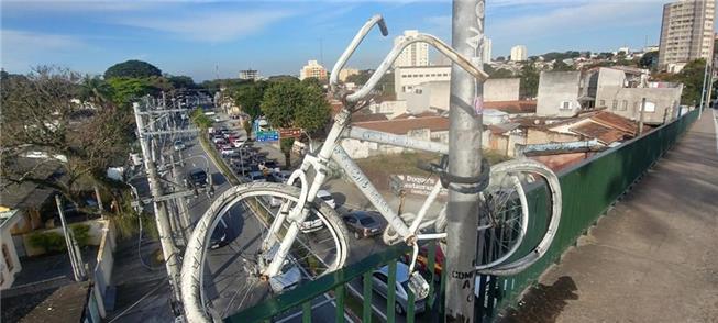 Ghost bike sobre o viaduto, em São José dos Campos