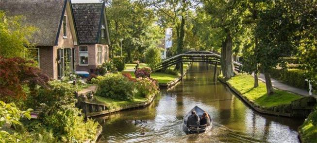 Giethoorn, na Holanda: cidade para se percorrer de