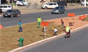 Grama volta a ser plantada em avenida para embelez