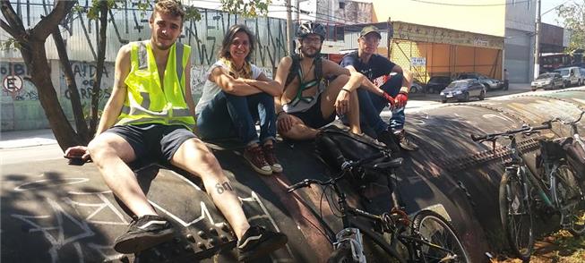 Grupo de ciclistas, durante auditagem das ciclovia