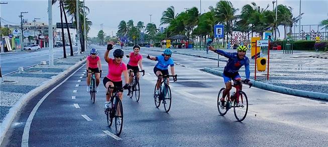 Grupo de ciclistas em Aracaju: entusiasmo pelas pe