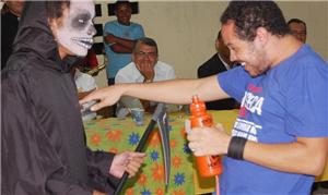 Grupo teatral empolga e educa, em ato sobre a Lei