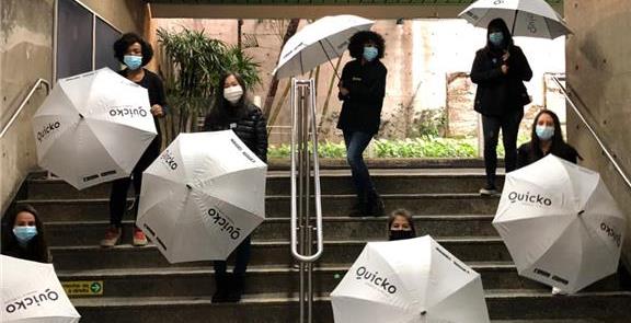 Guarda-chuvas, em dia de frio e contra as aglomera