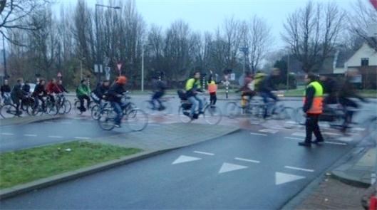 Guardas orientam o trânsito de bikes na Holanda