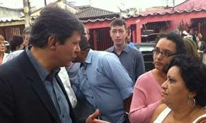 Haddad conversa com líder comunitária em visita à