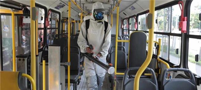 Higienização de ônibus em um terminal