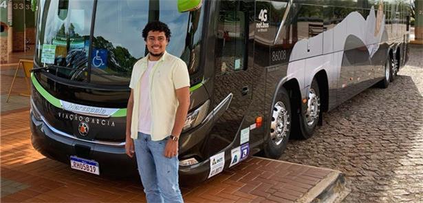 Hoje Melo viaja de ônibus para produzir conteúdo