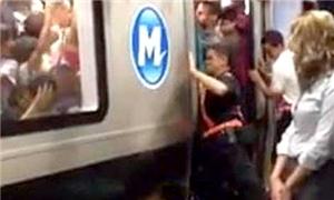 Homens da guarda ferroviária empurram os passageir