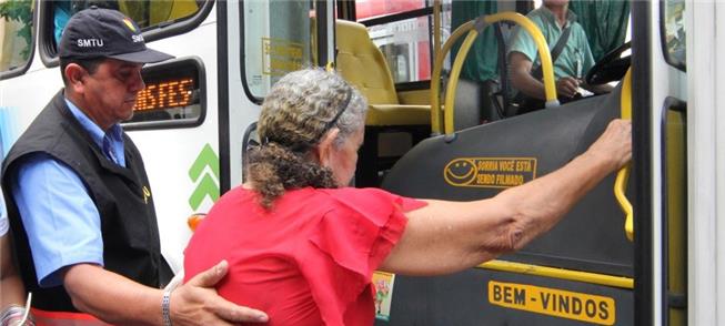 Idosa acessa ônibus em Manaus (AM)