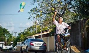 Idosos aprendem a andar de bike em projeto