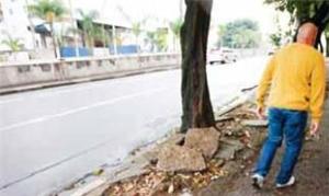 Imagem de uma calçada mal conservada na avenida Sa