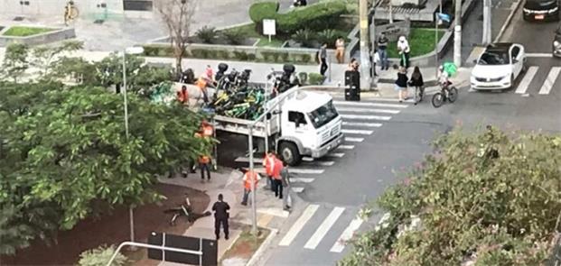 Imagem mostra patinetes sendo recolhidos ontem em