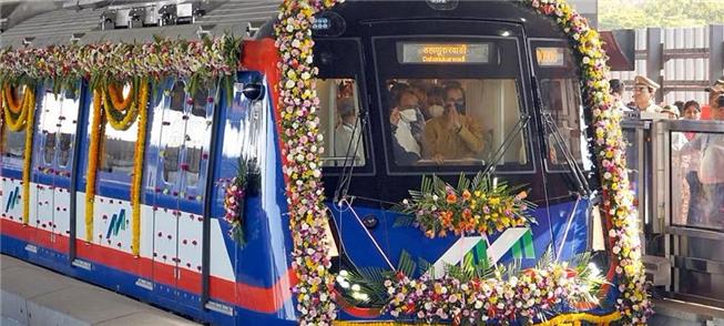 Inauguração das linhas, no dia do Ano Novo Marathi