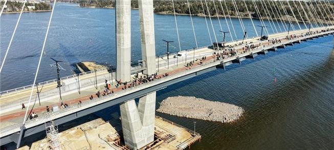 Inauguração de ponte em Helsinque atraiu milhares