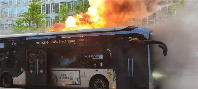 Incêndio com ônibus elétrico Bluebus 5 SE