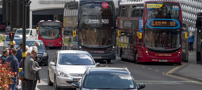 Inglaterra: ônibus de dois andares, elétricos e a