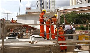 Instalação de vigas de viaduto por onde passará o