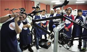 Instrutor mostra a alunos como mexer na mecânica