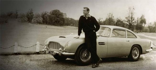 James Bond e um automóvel Ston-Martin