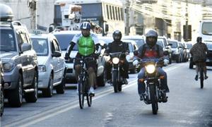 Jornal comparou motofaixas à ciclofaixas e ciclovi