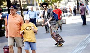 Jovem anda de skate na avenida Paulista