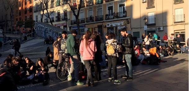 Jovens confraternizam nos espaços públicos de Madr