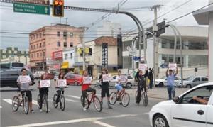 Jovens fazem protesto por mais ciclovia na cidade