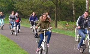 Jovens pedalam em parque holandês