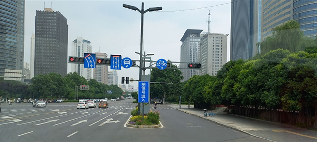 Largas avenidas, sinalizadas com enormes placas su