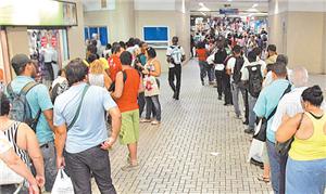 Loja do RioCard na Central do Brasil vive com fila