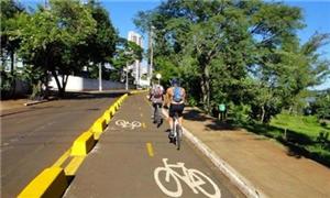 Londrinenses aproveitam para pedalar em ciclovia j