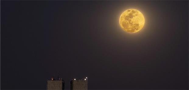 Lua cheia no céu de Brasília. Tesla vê como sinal