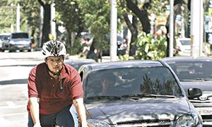 Lucas Landim usa a bicicleta todo dia para ir de c