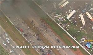 Manifestantes bloquearam totalmente a rodovia