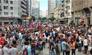 Manifestantes criticam o prefeito e o aumento na t