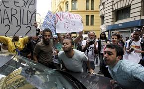 Manifestantes em frente à Câmara dos Vereadores do