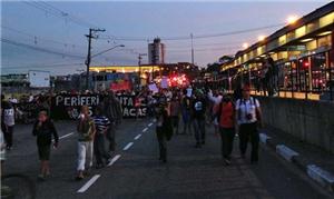 Manifestantes passam pelo Terminal Rio Bonito