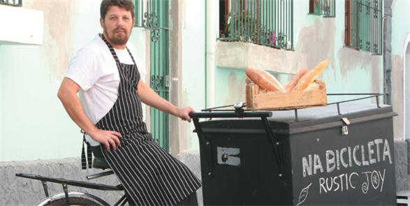 Marcos Carnero na sua bike de pães