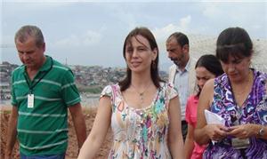 Marianne Pinotti visita obra de estádio na zona le