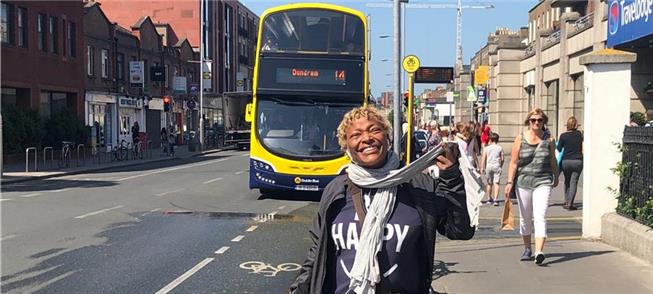 Mart'nália posa para foto ao lado da ciclovia e do