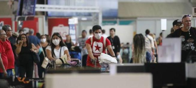 Máscaras em aeroporto do Brasil: o medo do coronav