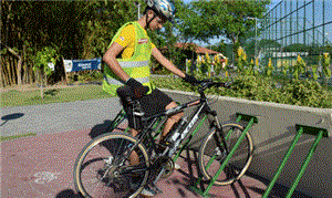 Mayk Silva, 21, usa a bike para ir à faculdade